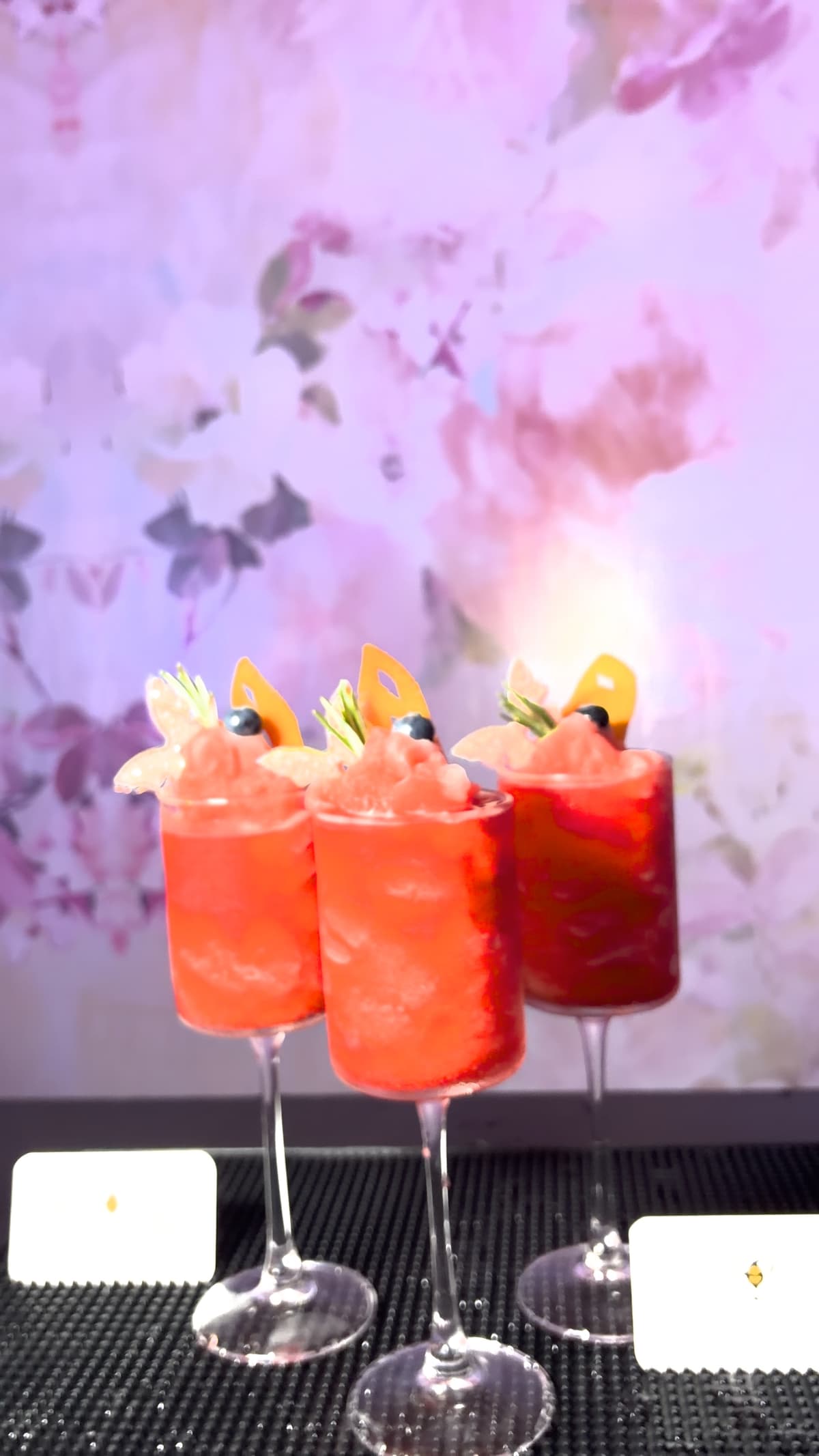 When the dress code calls for elegance, the drinks have to match! 💃✨ We designed these gorgeous red frozen cocktails for a recent upscale gathering. The twisted orange peel and fresh rosemary aren’t just for looks — they add incredible aromatic notes to every sip.
